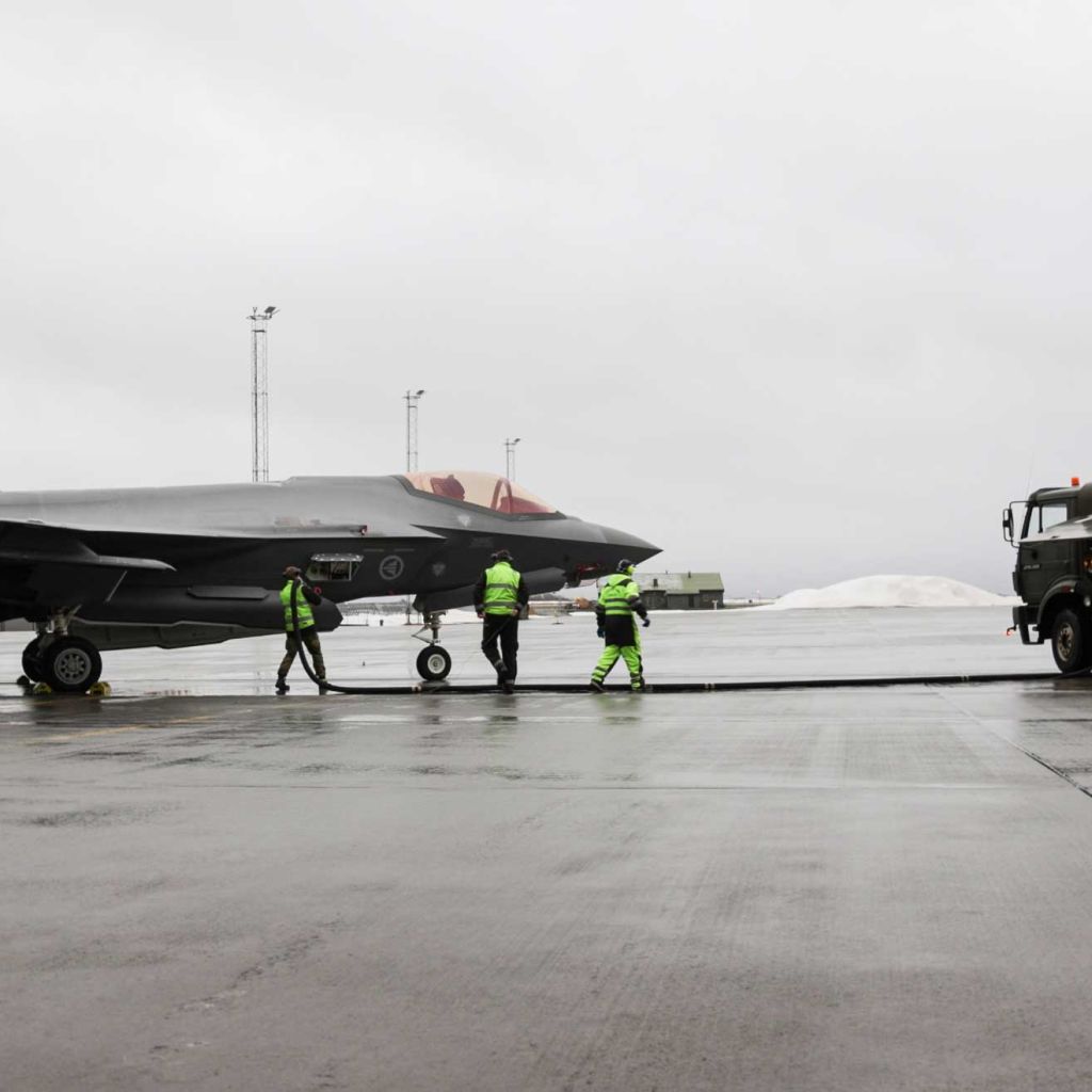 F3-35 og en tankbil som leverer biologisk drivstoff på en grå dag på Ørland flystasjon.
