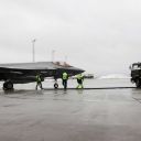F3-35 og en tankbil som leverer biologisk drivstoff på en grå dag på Ørland flystasjon.