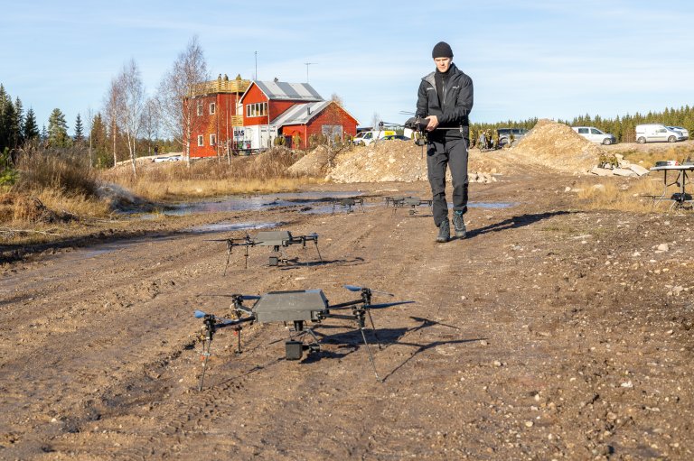 Forsker Mathias Minos-Stensrud setter ut droner på en gjørmete vei.