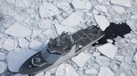 Kystvaktens fartøy sett ovenifra omringet av isflak