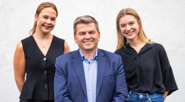 Stig Rune Sellevåg flankert av to av FFIs sommerstudenter.