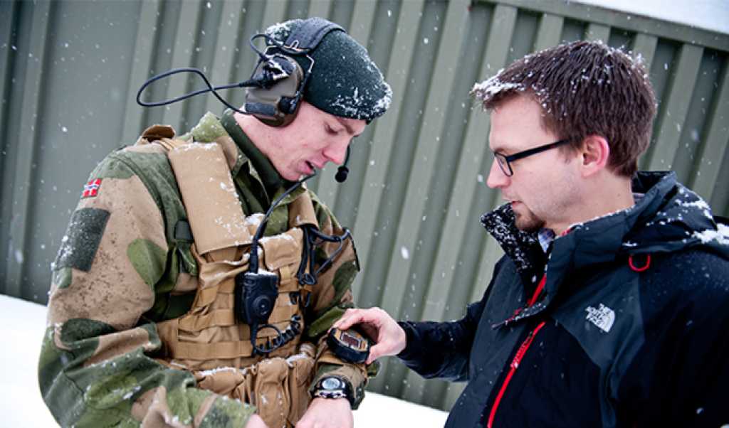 Forsker og soldat snakker om utstyr