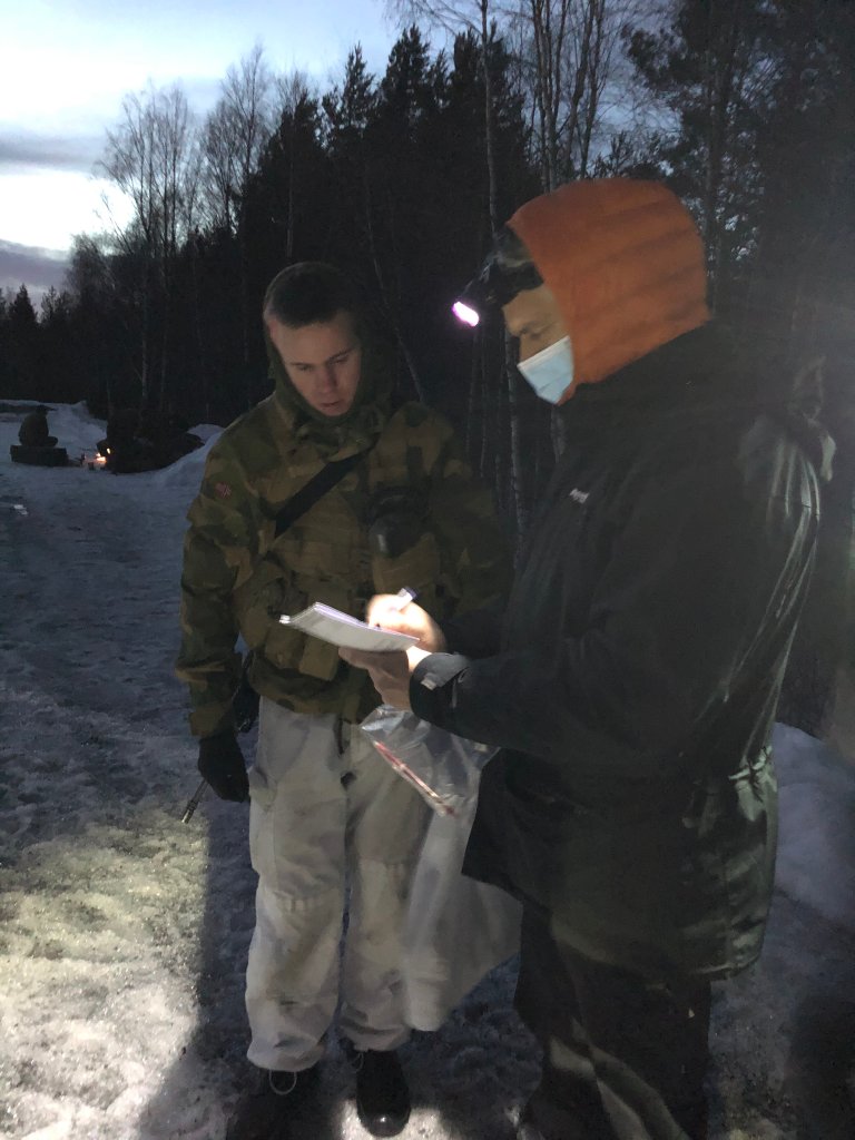 FFI-forsker Øyvind Voie gjennomgår matskjemaet med en av feltdeltakerne.