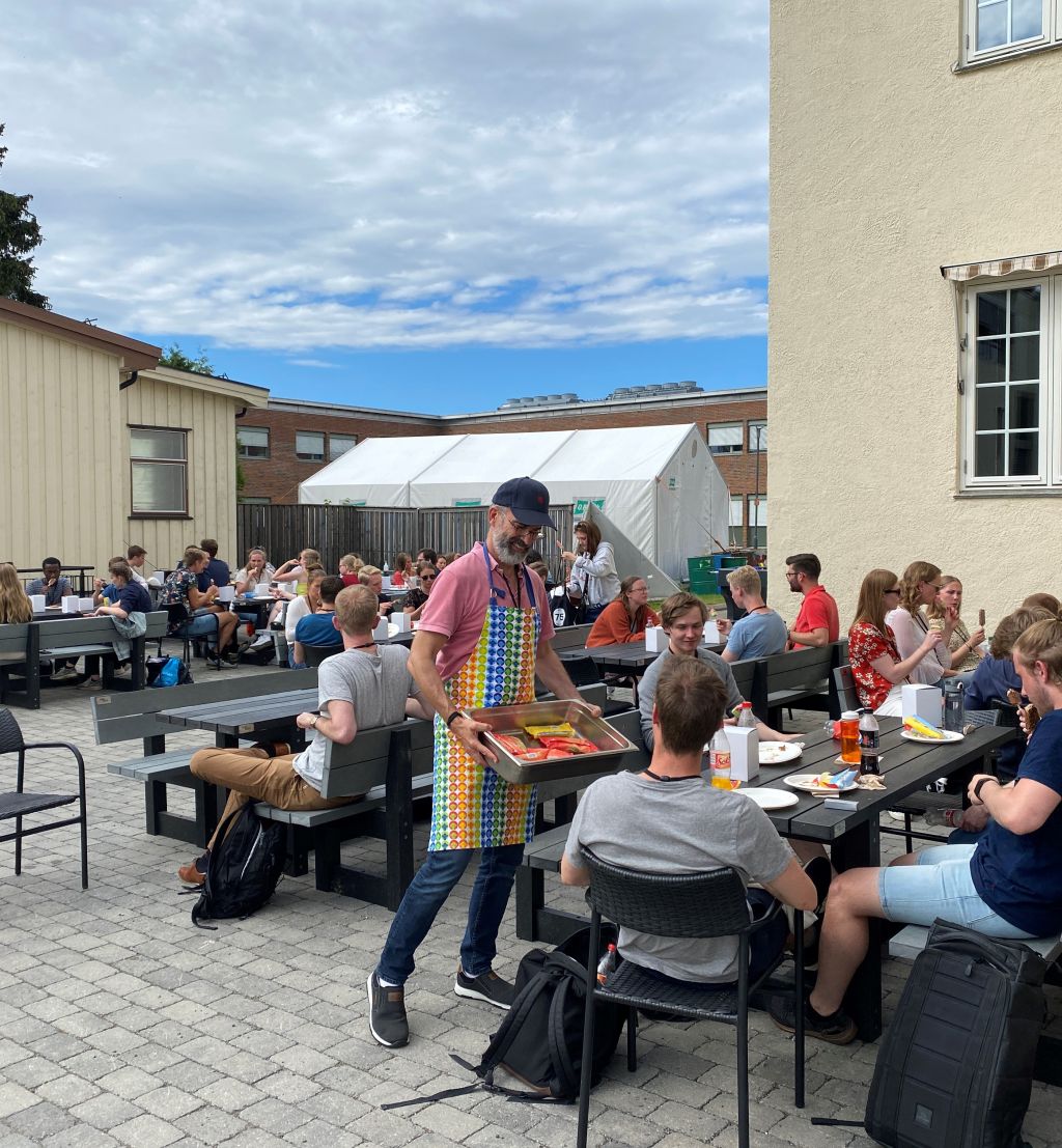 Sommerstudenter spiser is utenfor kantinen på FFI