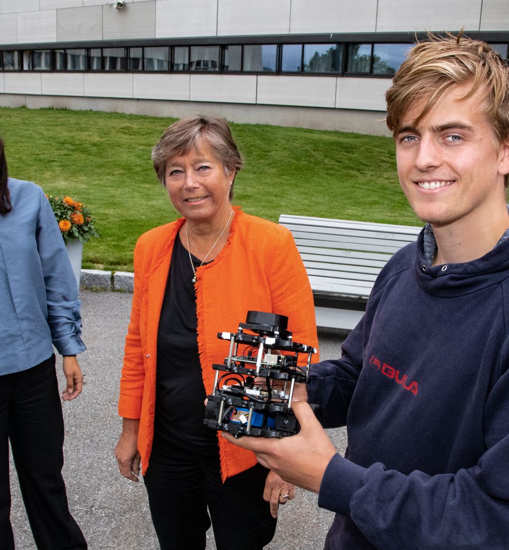 sommerstudent med robot