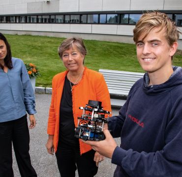 sommerstudent med robot