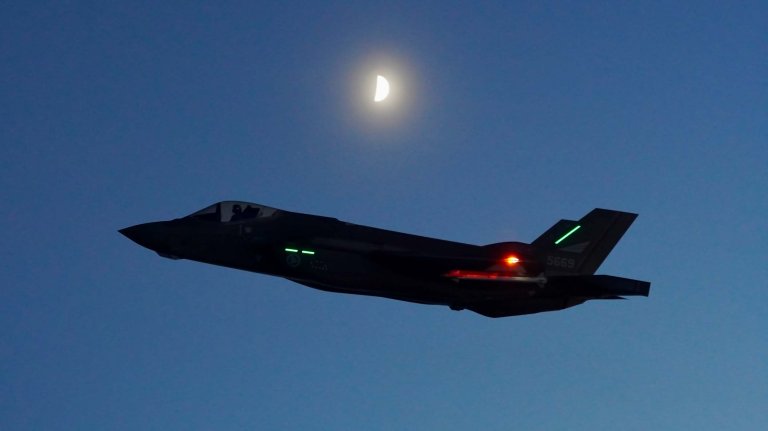 Ein F-35 med månen i bakgrunnen.