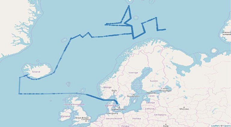 Dette er AIS sporing av et utenlandsk skip som har seilt store avstander samtidig som det har vært innom militære øvelser og militære baser i Norge. Det har også seilt parallelt med undervannskabler/kommunikasjonskabler ut fra Norge.