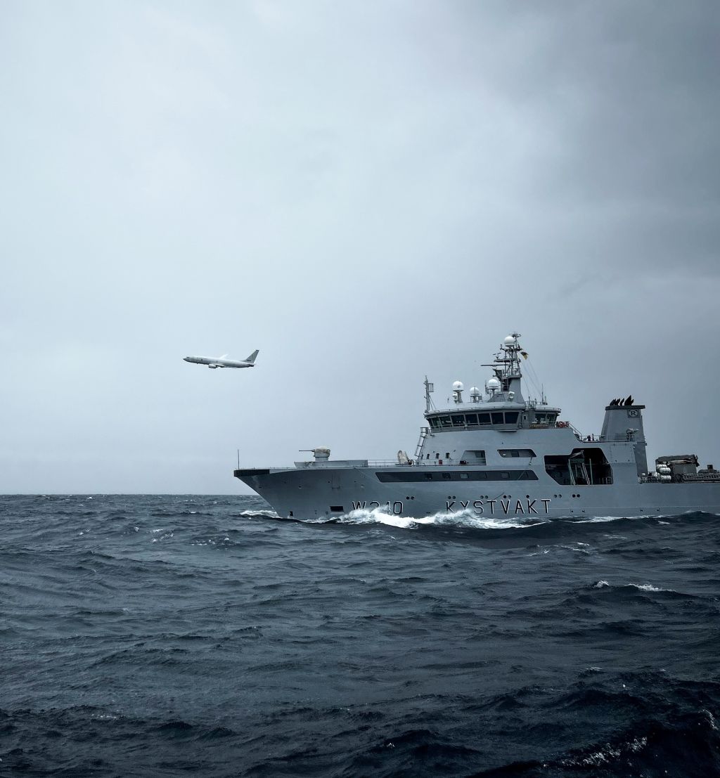 En oljeinstallasjon, et kystvaktskip og overvåkningsflyet P8 Poseidon under øvelsen Nordic Warden sommeren 2024.