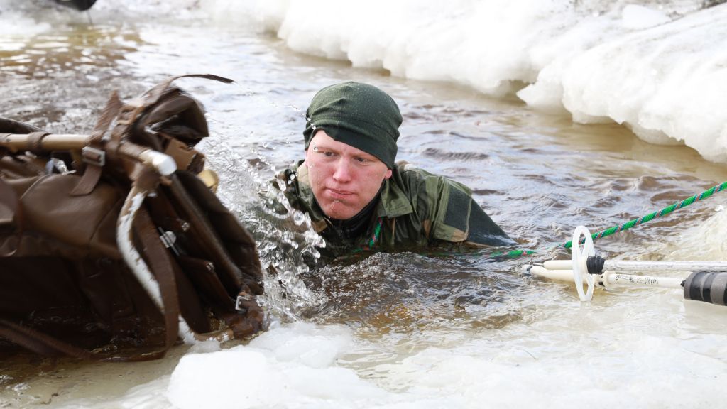 Bilde fra vinterøvelse under rekruttrening ved Garnisonen i Sør-Varanger.