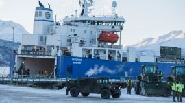 Lasteskip losser militært utstyr.