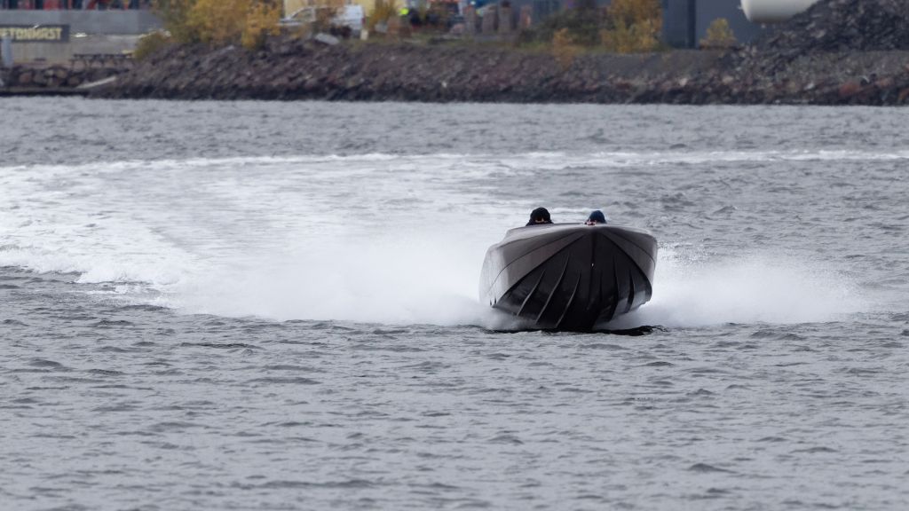 En spesialbygget speedbåt testes av to spesialsoldater i Horten.