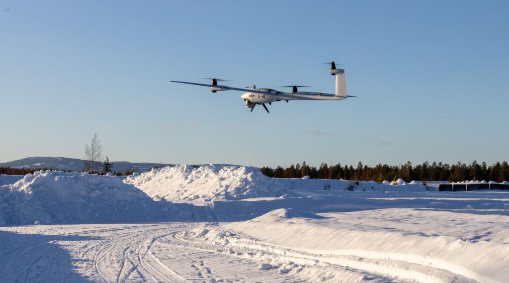 Drone tar av i vinterlandskap under Arctic warrior experiment på Rena januar 2023.