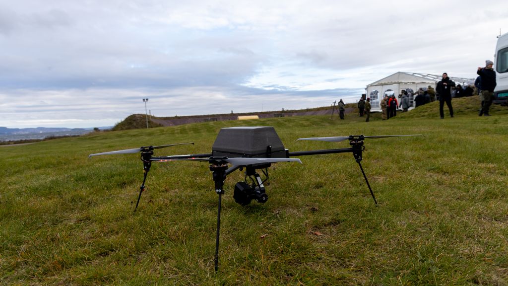 En overvåkingsdrone står klar til takeoff.