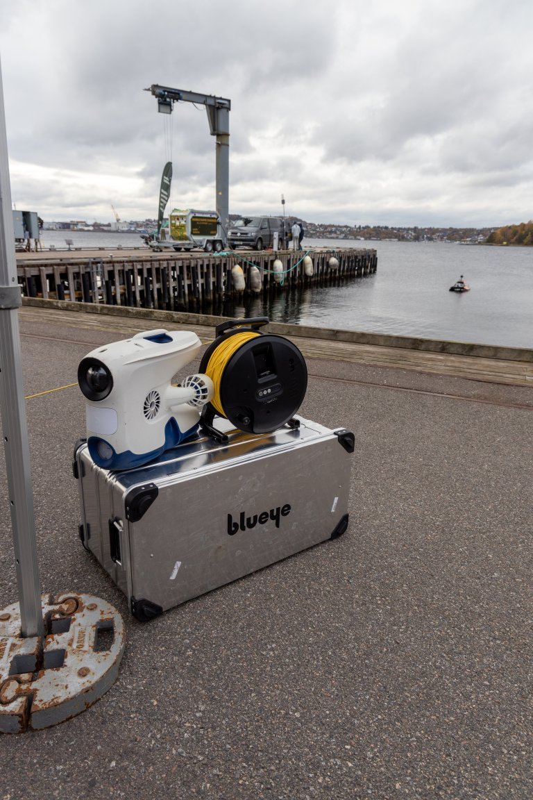 En undervannsdrone står på en metallkasse i Horten havn.