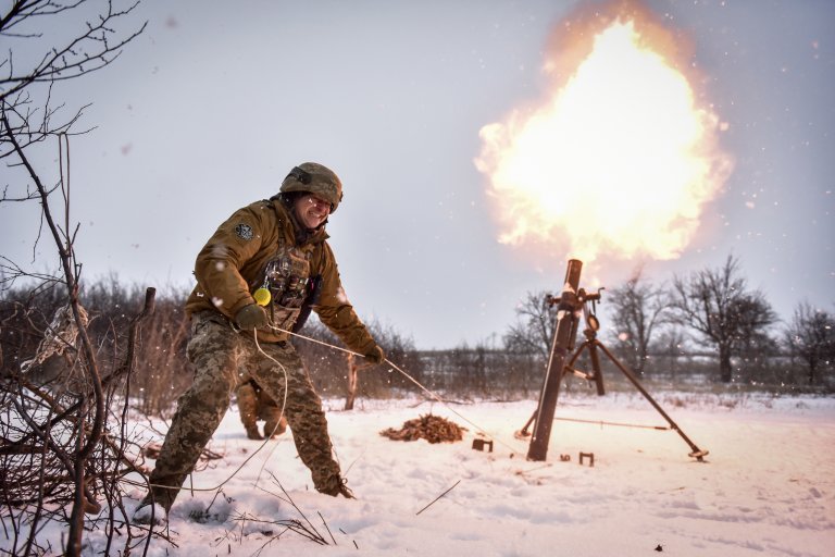 En ukrainsk soldat fyrer av en bombekaster mot russiske stillinger. Det er vinter og snø på bakken. Bildet er tatt på landsbygda øst i Uraina.