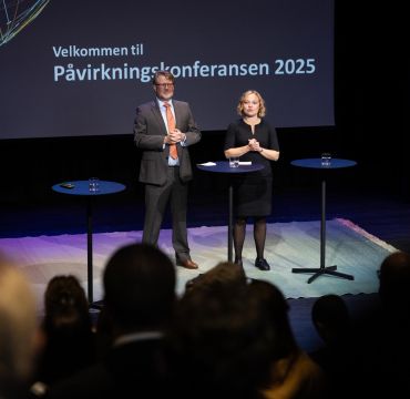 Anders Romarheim (tv) og Silje Lensu Dåbakk på scenen i Deichman-salen