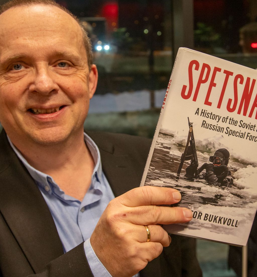Tor Bukkvoll med boka «Spetsnaz – A History of the Soviet and Russian Special Forces».