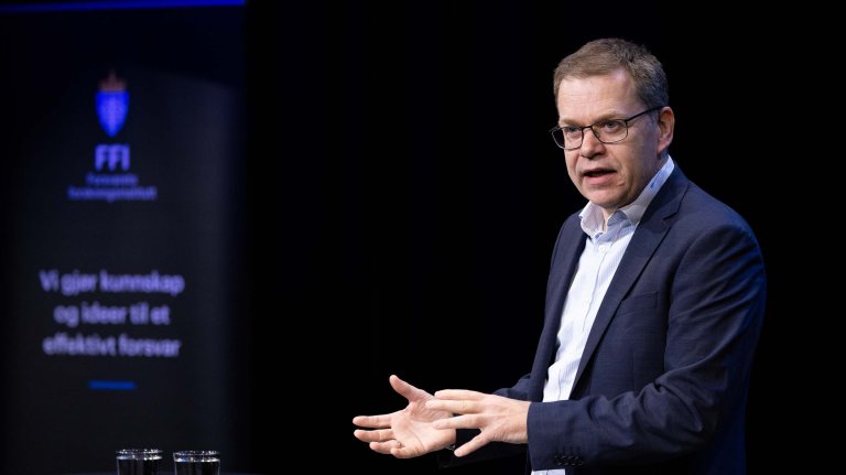 André Pettersen på scenen under FFI-frokosten om 3D-printing.