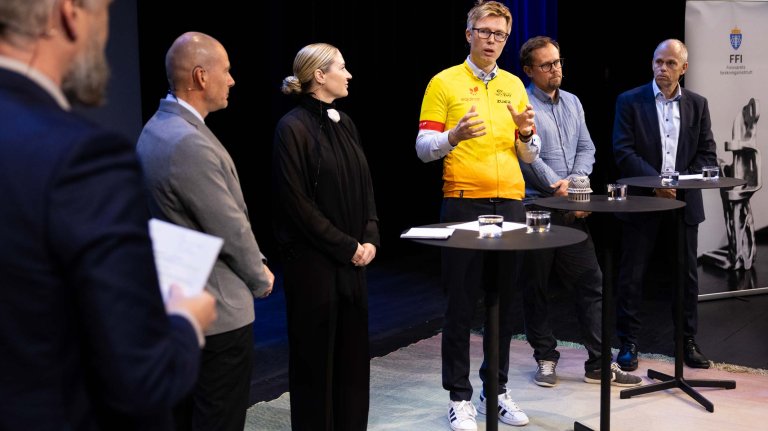 Seks personar i ein panelsamtale på scenen under FFI-frokosten om 3D-printing. Ein deltakar har på seg gul leiartrøye.