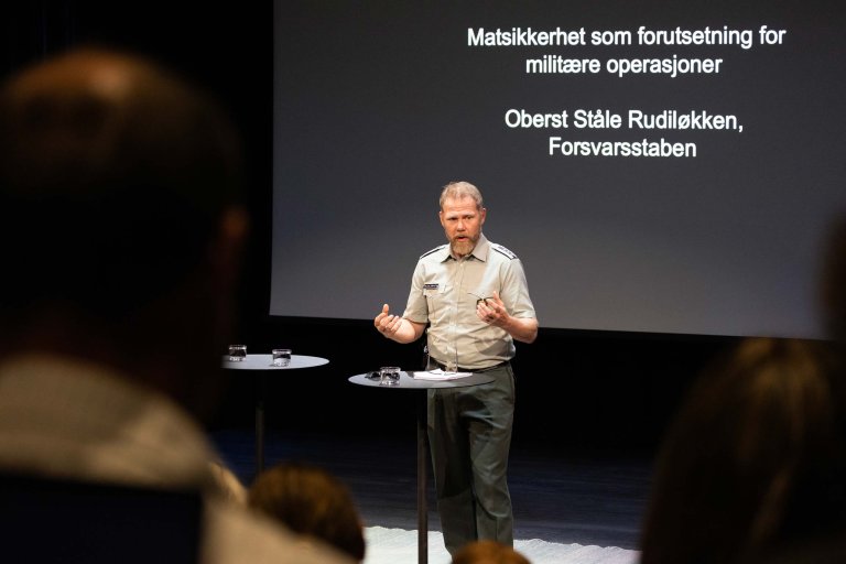 Rudiløkken i uniform på scenen. 