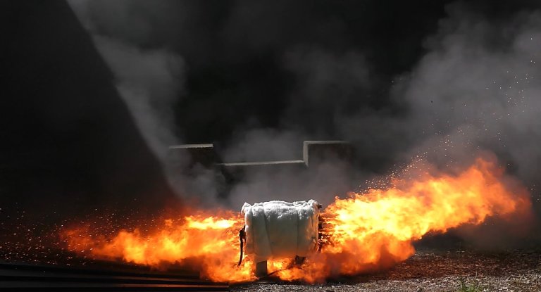 Ovebelastet battericelle med stikkflammer som spruter ut en meter på begge sider av batteriet