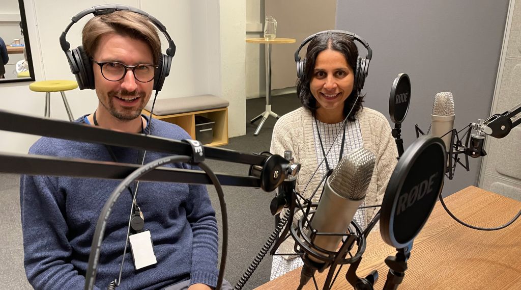 Forskerne Arne Joakim Coldevin Bunkan og Fatima Ibsen sitter i FFIs podkaststudio med mikrofoner og hodetelefoner.