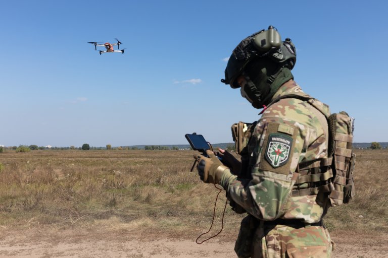 En ukrainsk sanitetssoldat tester ut en drone for å lete etter sårede.