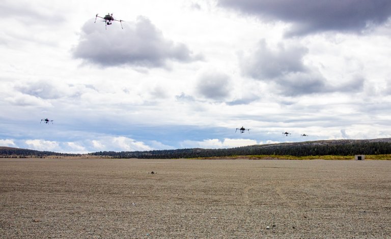 Flere droner i sverm over grusplass