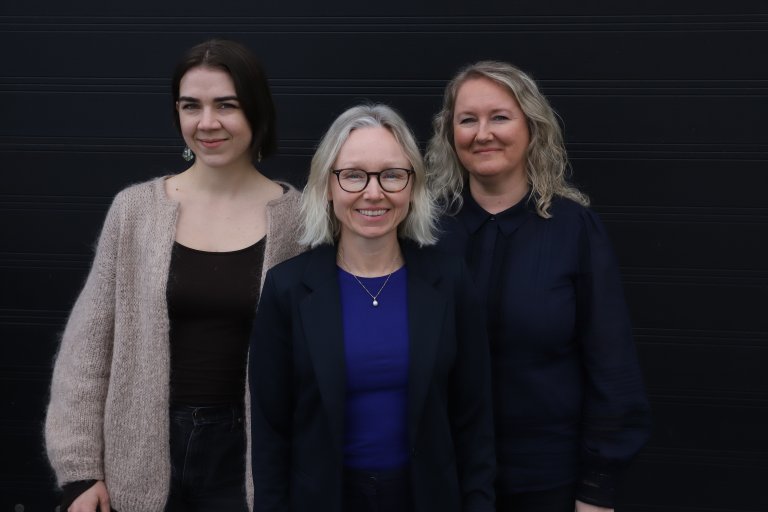 Portrett av tre forskere. Svart bakgrunn.