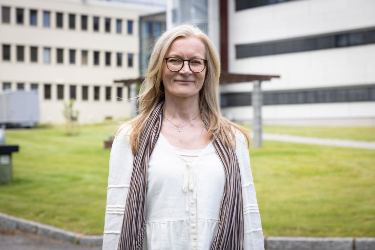 Portrett av Anne Lise Bjørnstad ved FFI. 