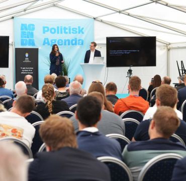 Publikum på FFI-frokost i et telt på Kongsberg Agenda. 