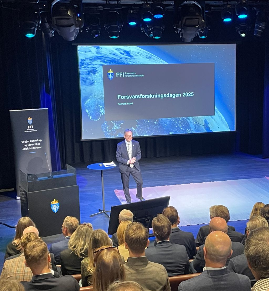 Kenneth Ruud på scenen under Forsvarsforskningsdagen. 