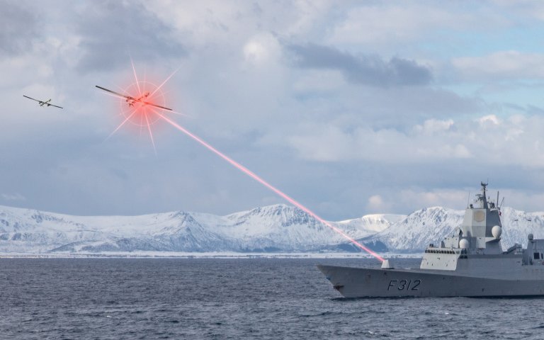 Illustrasjon av fregatt som skyter ned drone med laser.