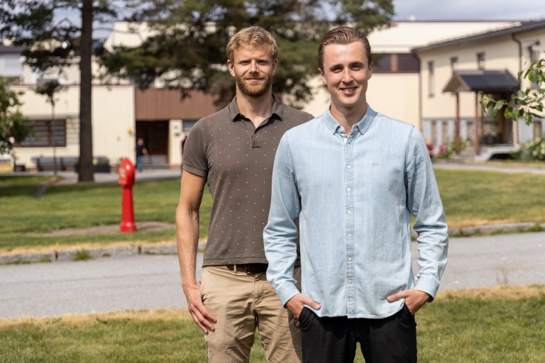 Portrett av de to forskerne utendørs på FFIs område på Kjeller om sommeren.