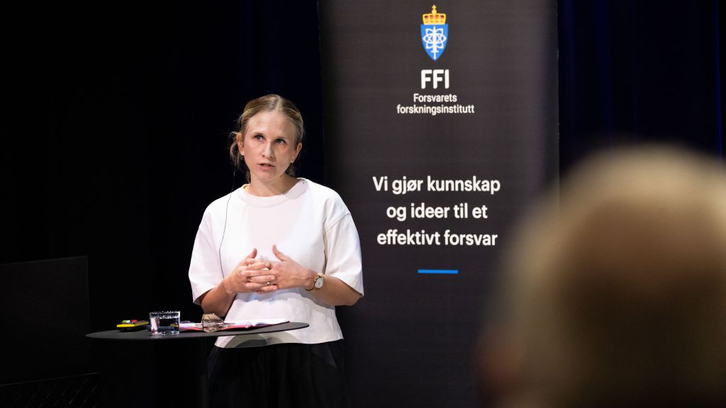 NUPI-forsker Minda Holm på scenen under Påvirkningskonferansen 2026.