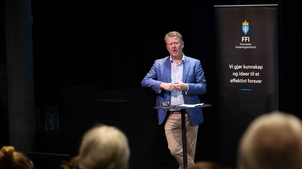 Anders Romarheim fra Forsvarets Høgskole / Institutt for forsvarsstudier på scenen under Påvirkningskonferansen 2026.