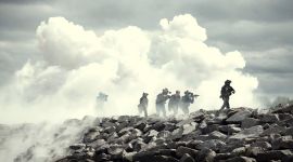 Seks spesialsoldater kommer ut av en røyksky.