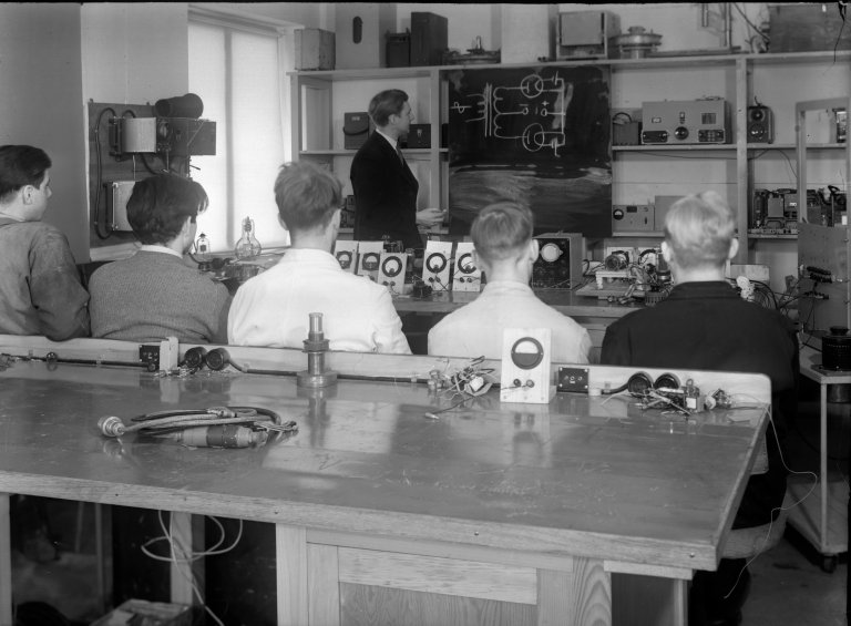 Ole Fredrik Harbek underviser ingeniører i rørteori ved Horten-avdelingen, også kjent som Marinens forskningsinstitutt oktober1947