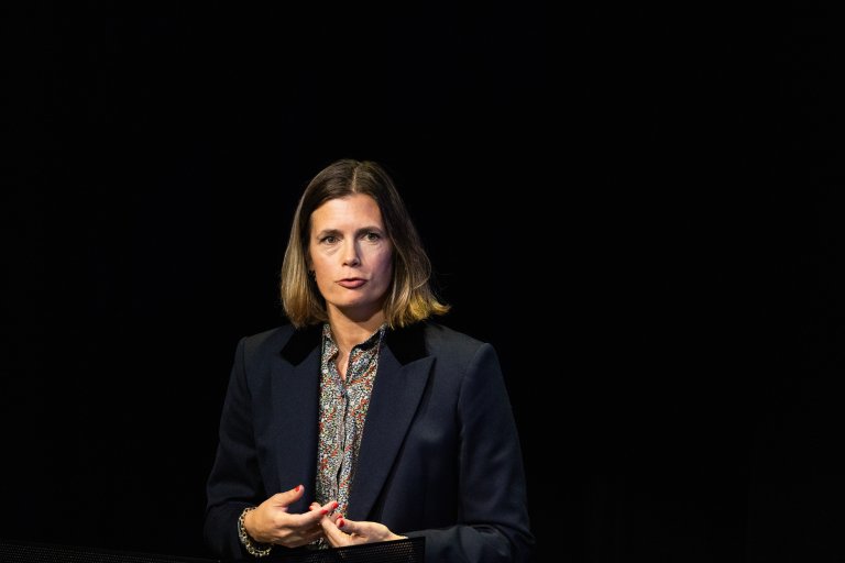 Portrett av Kristin Ven Bruusgaard. Svart bakgrunn.