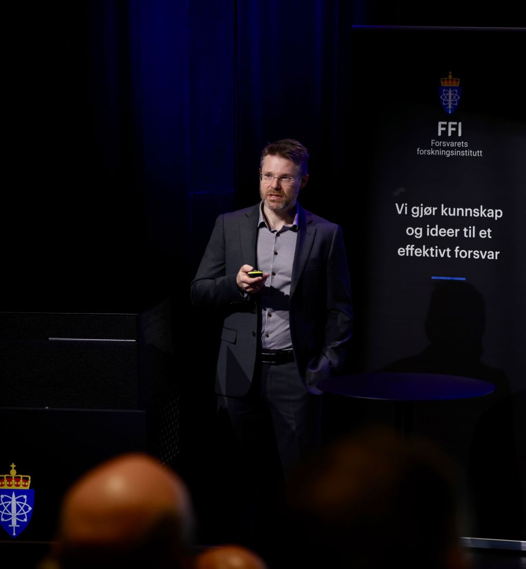 Anders Rødningsby fra FFI på foran publikum på FFI-frokosten: Hvordan kan vi beskytte samfunnet mot jamming?