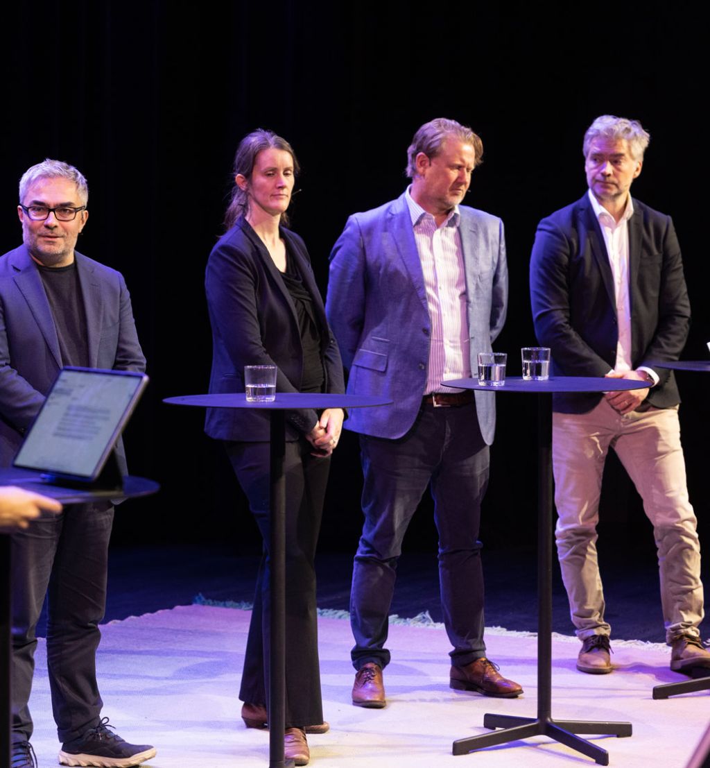 Panelet på FFI-frokosten 19. november 2024. Fra venstre Truls H. Tønnessen, Anne Likuski, Anders Romarheim og Petter Nesser. Kommunikasjonssjef i FFI, Grethe Skaugvoll, med ryggen til.