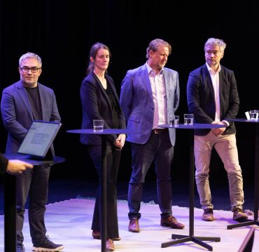 Panelet på FFI-frokosten 19. november 2024. Fra venstre Truls H. Tønnessen, Anne Likuski, Anders Romarheim og Petter Nesser. Kommunikasjonssjef i FFI, Grethe Skaugvoll, med ryggen til.