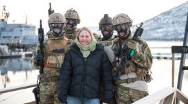 Tone Danielsen, forsker på avdeling Analyse poserer med soldater fra MJK - Marinejegerkommandoen. Bildet er tatt i Nord-Norge. Tone er sosialantropolog har studert soldatene over lengre tid.