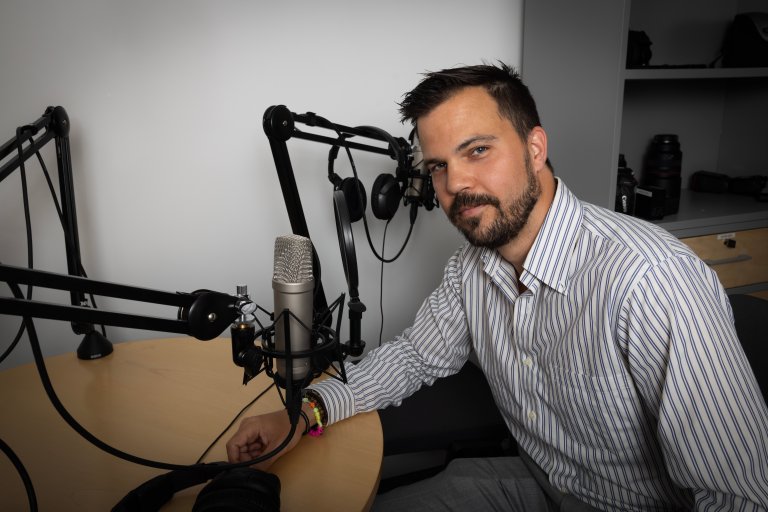 Paul Buvarp foran mikrofonen i FFIs podkaststudio
