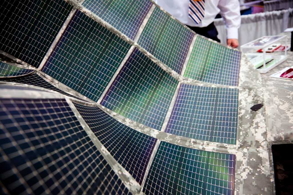 Nærbilde av et solcelleteppe. Innendørs på en messe for forsvarsutstyr. 