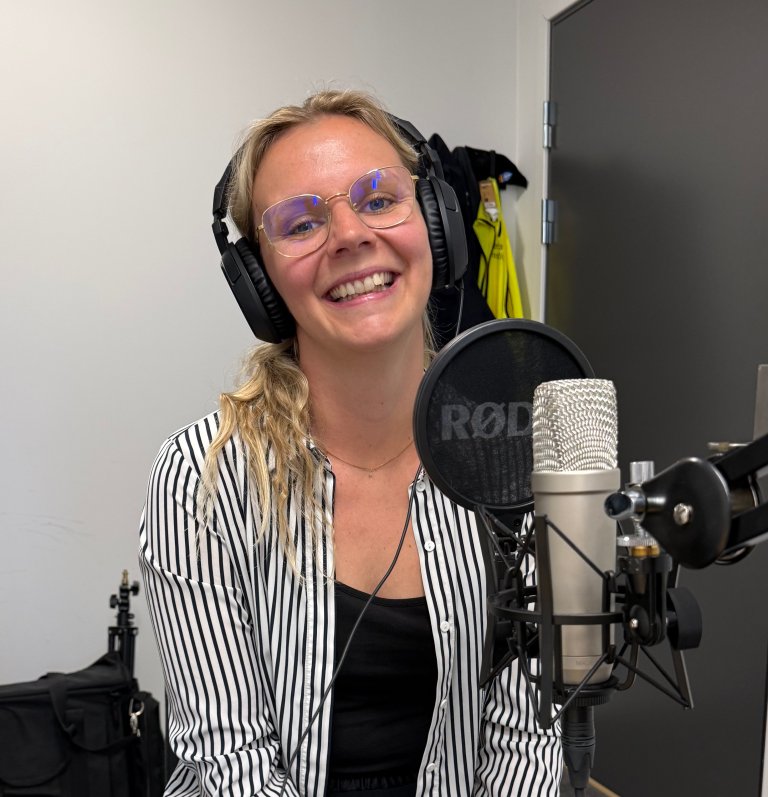 Portrett av forsker Helene Berg i podkaststudio.
