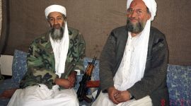 Osama bin Laden (L) sits with his adviser and purported successor Ayman al-Zawahiri, an Egyptian linked to the al Qaeda network, during an interview with Pakistani journalist Hamid Mir (not pictured) in an image supplied by the respected Dawn newspaper November 10, 2001. Al Qaedas elusive leader Osama bin Laden was killed in a mansion outside the Pakistani capital Islamabad, U.S. President Barack Obama said on May 1, 2011. REUTERS/Hamid Mir/Editor/Ausaf Newspaper for Daily Dawn (AFGHANISTAN - Tags: POLITICS CONFLICT IMAGES OF THE DAY). (Foto: HO/Scanpix 2011)