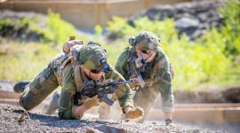 Elever på Luftforsvarets lagførerkurs gjennomfører stridsdrill i skyttergrad