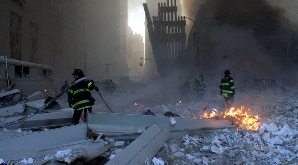 Brannmenn jobber i runinene av World Trade Center 11. september 2001.